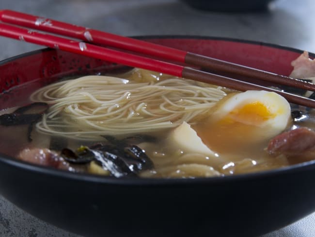 Ramen de porc et d'oeuf mariné