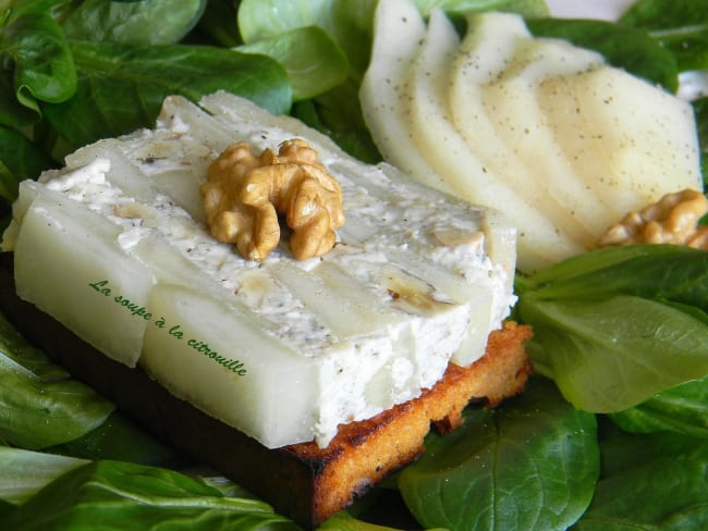 Tartine de pain d'épices aux poires et crème de St Agur aux noix