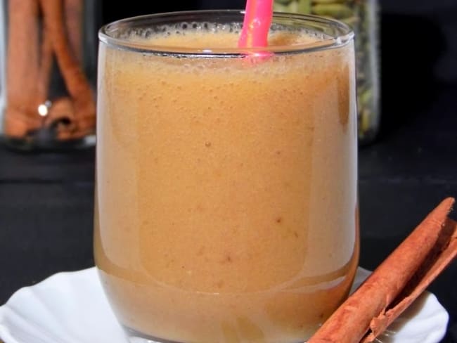 Smoothie banane-abricot épicé à la cardamome et cannelle