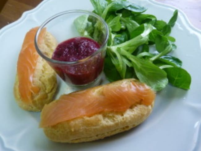 Eclairs salés au saumon fumé et fromage de chèvre frais