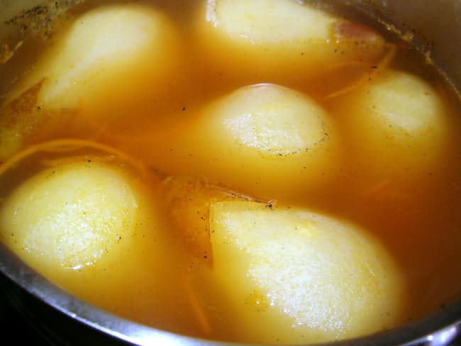 Poires pochées au vin de Sauternes épices et zestes d'orange