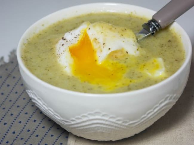 Soupe d’épinards, brocolis et oeuf poché