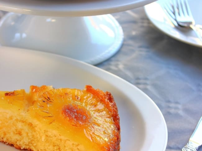 Gâteau renversé exotique à l'ananas et à la noix de coco