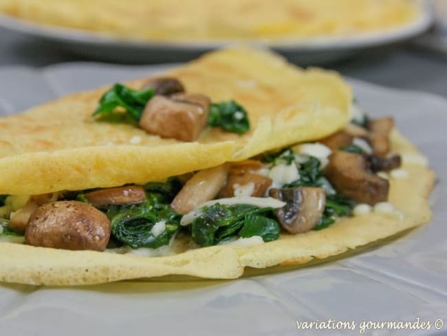 Crêpes salées à la farine de pois chiche, épinards, champignons et mozzarella sans gluten