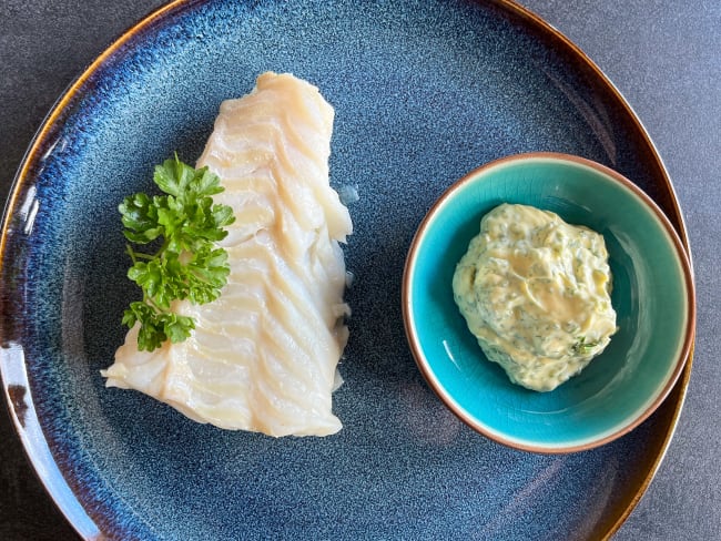 Filet de cabillaud et sauce tartare sur assiette bleue