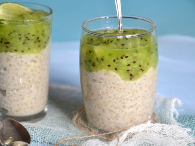 Crèmes de coco rafraîchissantes à la banane et tapioca, coulis de kiwi au citron vert