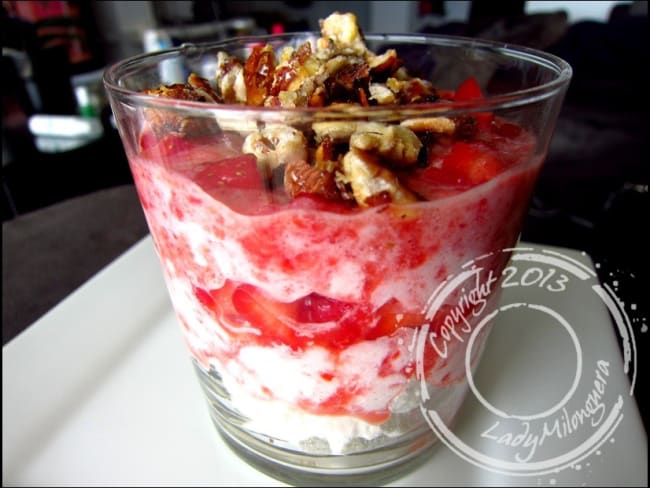 Eton Mess aux fraises et noisettes caramélisées