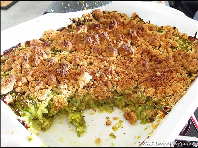 Crumble de courgettes, basilic et parmesan