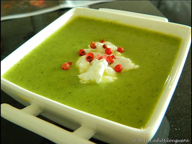 Soupe froide de courgettes au pesto de roquette