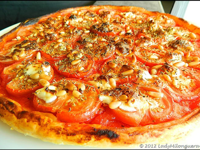 Tarte fine tomates, chèvre, pignons et basilic