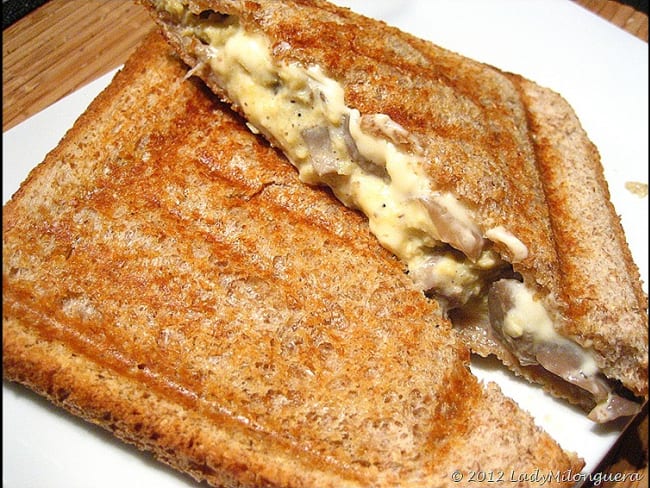 Croque-monsieur à l’oeuf brouillé, champignons et emmental