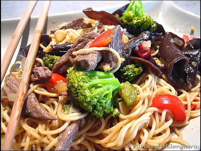 Sauté de boeuf aux brocolis, champignons et nouilles chinoises