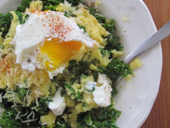 Polenta, chou kale poêlé et oeuf poché