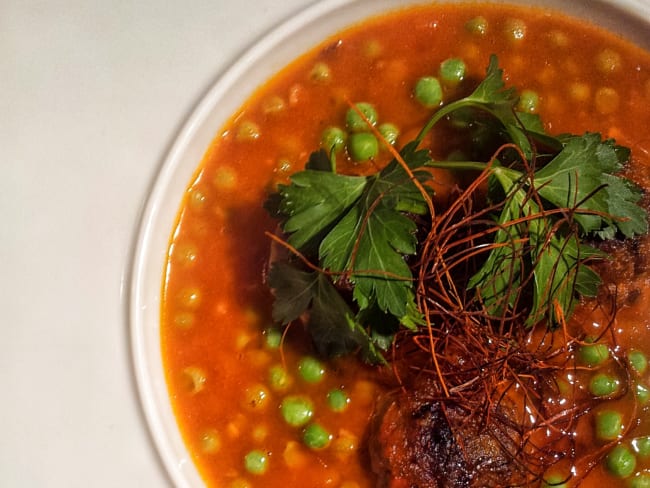 Boulettes de porc à la seiche, sauce tomate au pimenton et petits pois