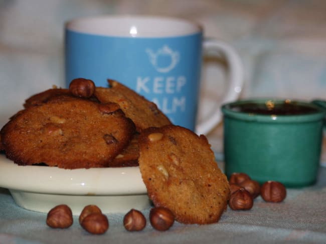 Biscuits à la cardamone, noisettes et confiture d'abricot