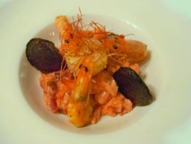 Risotto à la betterave St Jacques, gambas snackées et croustillants de betterave