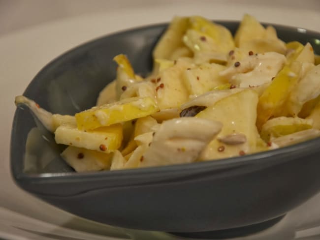 Salade d'endives aux pommes, chèvre, raisins secs et vinaigrette au miel