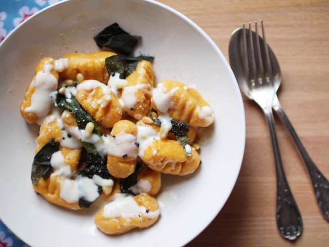 Gnocchis de patate douce, sauce à la fourme et aux pignons de pins