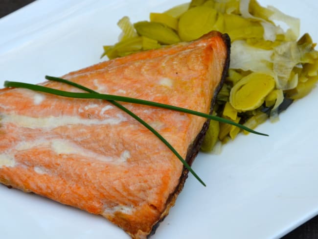 Saumon à l’unilatérale à la plancha et fondue de poireaux