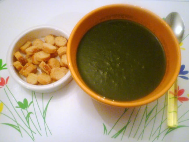 Soupe verte aux fanes de radis, épinards, poireaux, oseille