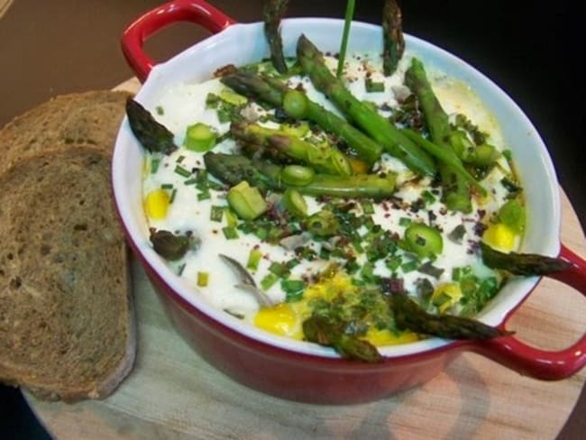 Oeufs cocotte aux pointes d'asperges, au foie gras, ciboulette et sauge