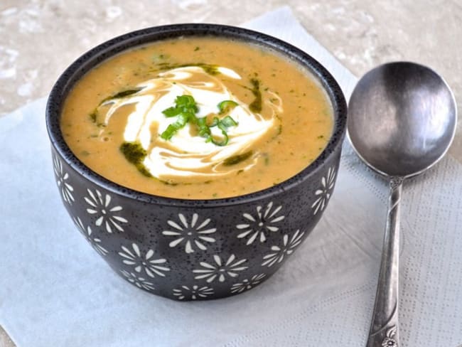 Soupe turque au boulgour, aux lentilles corail et à la menthe