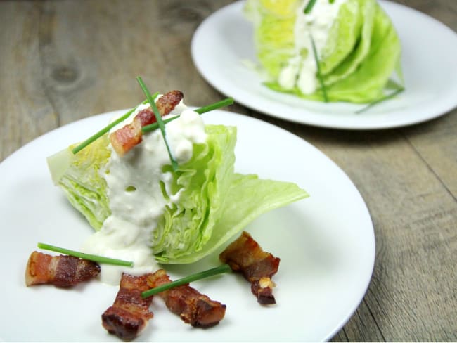 Salade iceberg, bacon et sauce au bleu