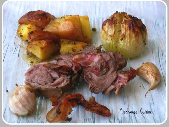 Souris d'agneau, pommes de terre et oignons au four