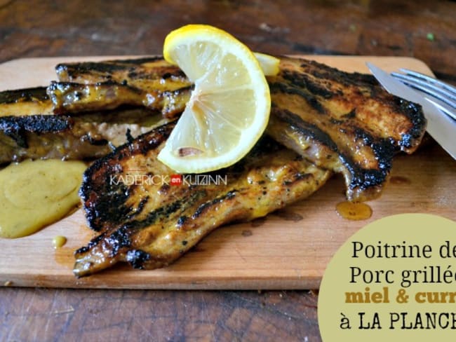 Poitrine de porc grillée au miel et curry à la plancha