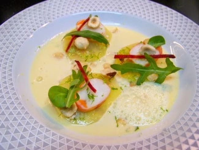 Ravioles de pommes de terre aux crevettes, lait de poule parfumé aux noisettes d'Eric Guérin