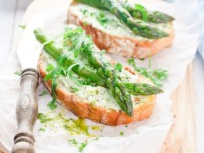 Tartine d’asperges sauvages