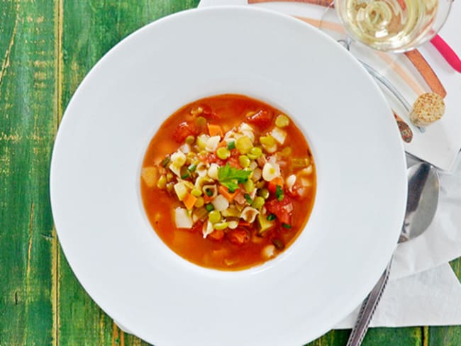 Soupe aux Légumes, Pâtes et Pois Verts Cassés