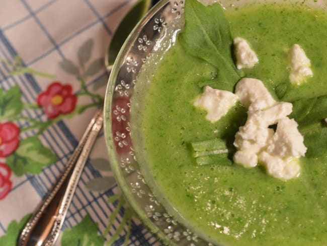 Soupe de printemps : courgette, roquette et chèvre frais