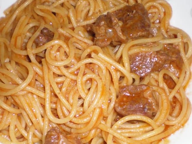 Spaghetti avec la viande étuvée