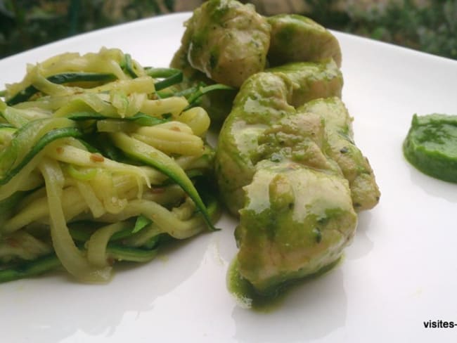 Poulet au pesto de roquette et tagliatelles de courgettes