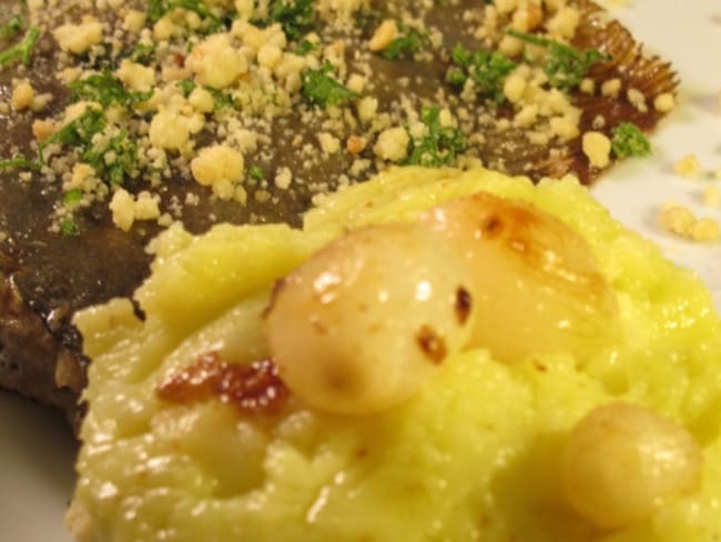 Carrelet, crumble aux herbes et écrasé de pommes de terre à l'huile d'olive