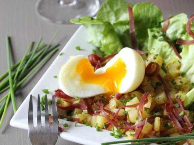 Oeufs mollets, pommes de terre rissolées, viande séchée des Alpes