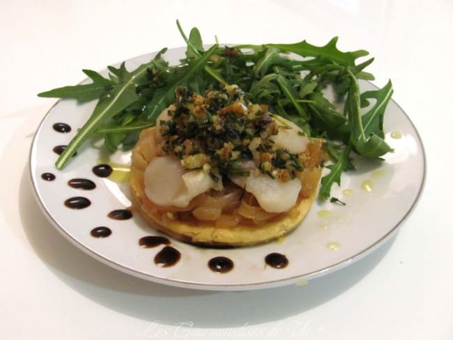 Tartelettes croustillantes : oignons caramélisés au sauternes, noix de saint-jacques, ciboulette et noix