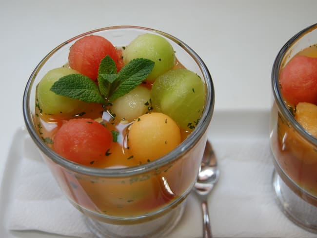 Salade de fruits avec une touche de menthe