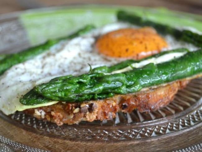 Tartine d’avril aux asperges vertes