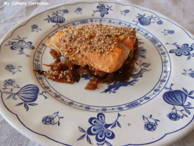 Saumon en croûte de moutarde anglaise, sésame toasté et confit d'oignons