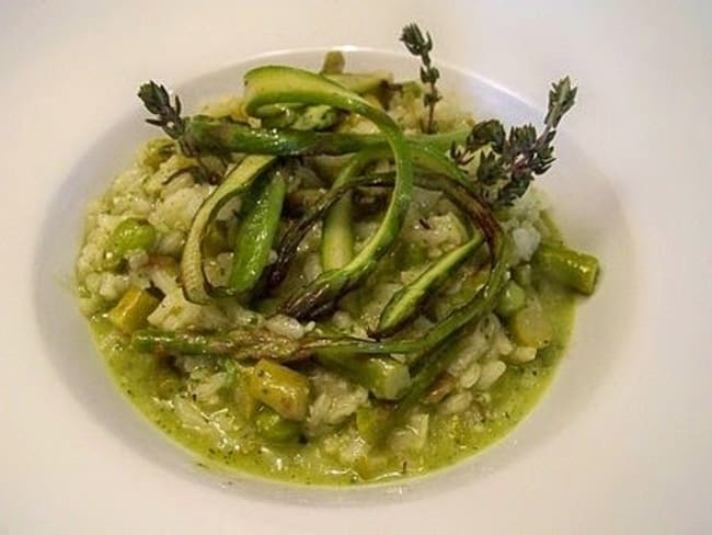 Risotto aux asperges et petits pois et pistou de fanes de radis