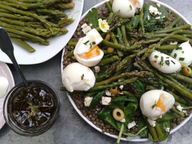 Salade de lentilles aux asperges, épinards, oeufs mollets et feta, vinaigrette au thym