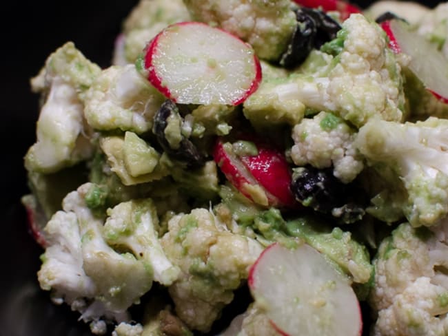 Salade d'hiver au chou-fleur et à l'avocat