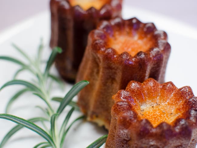 Cannelés au chèvre, au miel et au romarin