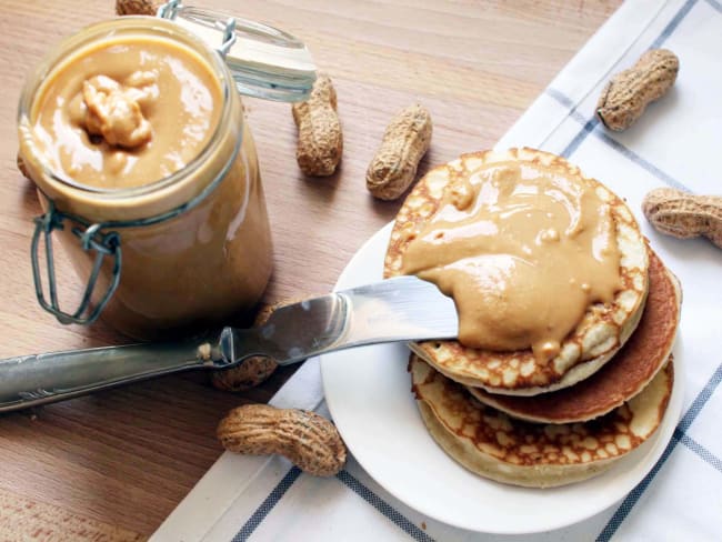 Beurre de cacahuète crunchy fait maison et sans matières grasses ajoutées