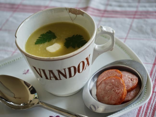 Tasse de potage Saint-Germain et rondelles de saucisses fumées