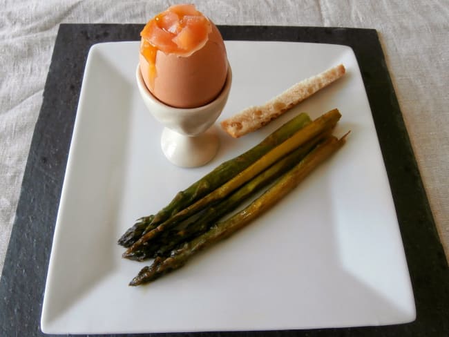 Oeufs coque, saumon fumé, asperges vertes