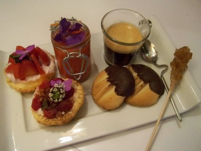 Mini tartes framboises, soupe de fraises au jus de yuzu pour un café gourmand ....