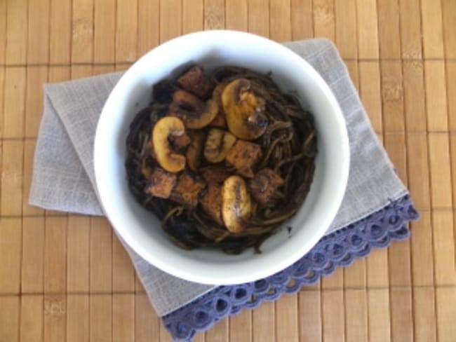 Wok de soba au sarrasin, champignons et tofu à la sauce soja et sésame noir